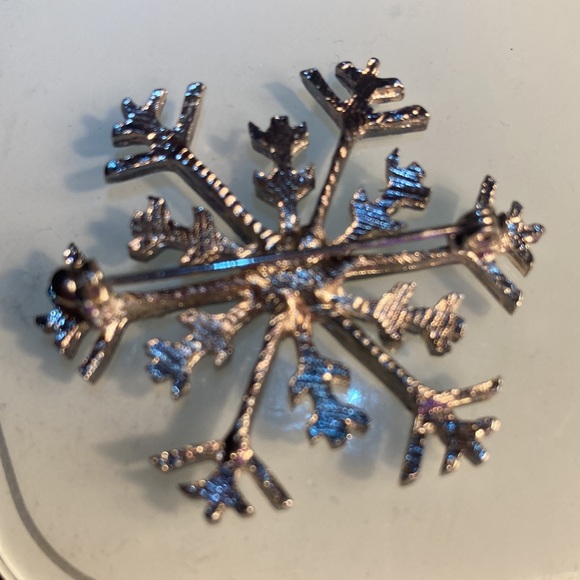 Silver Tone Snowflake Brooch - Picture 3 of 4